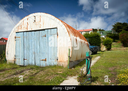 Malouines, Port Stanley, Drury Street, la rouille nissen hut garage Banque D'Images