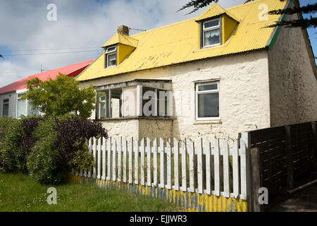 Malouines, Port Stanley, Drury Street, maison traditionnelle avec toit en tôle peinte en jaune Banque D'Images