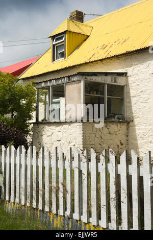 Malouines, Port Stanley, Drury Street, maison traditionnelle avec toit en tôle peinte en jaune Banque D'Images