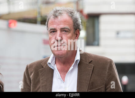 Jeremy Clarkson quitte le Old Bailey après avoir entendu la preuve dans le procès de piratage avec Rebecca, et Charlie Brooks Banque D'Images