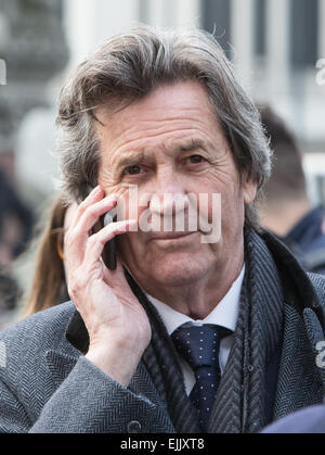 L'Éternel ou Bragg Melvyn Bragg au téléphone à l'extérieur de l'abbaye de Westminster Banque D'Images