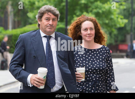 Charlie et Rebekah Brooks arrivent à l'Old Bailey pour l'essai de piratage de téléphone Banque D'Images