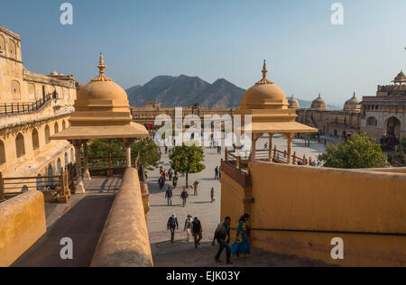 La cour à l'intérieur de l'entrée principale de l'Amber Fort près de Jaipur, Rajasthan, Inde Banque D'Images