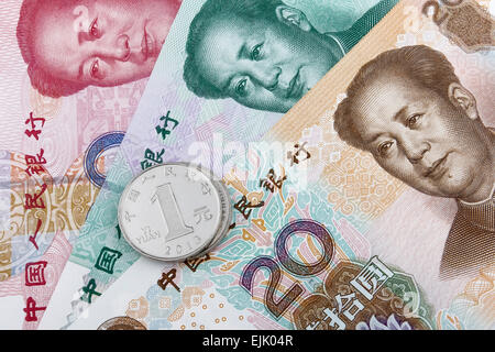 Argent chinois (RMB). 20, 50 et 100 RMB note, avec une pièce de 1 RMB sur le dessus. Banque D'Images