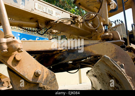 Une niveleuse Caterpillar est stationné sur une rue de la ville de Kampong Cham, au Cambodge. Banque D'Images