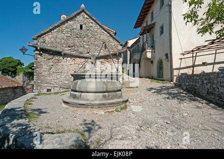 Stanjel, maison romane, avec de l'eau de pluie, et les drains, région de Karst, Slovénie, Europe, Banque D'Images