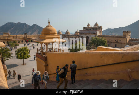 La cour à l'intérieur de l'entrée principale de l'Amber Fort près de Jaipur, Rajasthan, Inde Banque D'Images