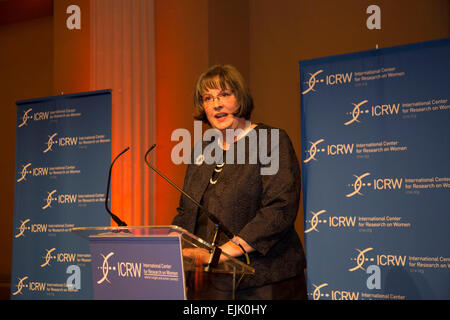 Londres, Royaume-Uni. Jeudi 12 mars 2015. Centre international de recherche sur les femmes, les champions du changement Awards soirée à Banqueting House, Whitehall. Discours de Sarah Kambou. Banque D'Images