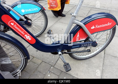 Londres louer des vélos maintenant parrainé par la banque espagnole Santander, Londres Banque D'Images