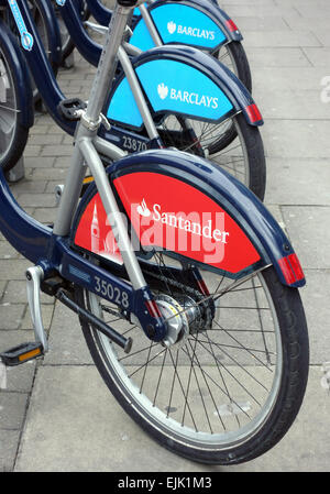 Londres louer des vélos maintenant parrainé par la banque espagnole Santander, Londres Banque D'Images