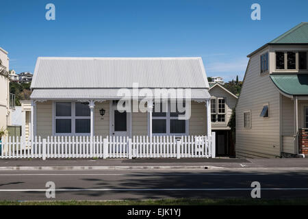 Petit bungalow typique accueil à la périphérie de Napier, Nouvelle-Zélande. Banque D'Images