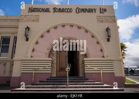 Entrée de l'immeuble art déco qui abrite la National Tobacco Company à Napier en Nouvelle-Zélande. Banque D'Images