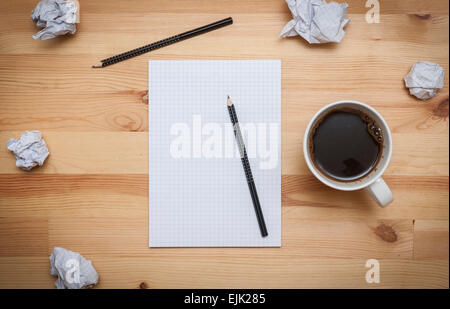 Blank notepad avec crayon et de café sur un bureau en bois Banque D'Images