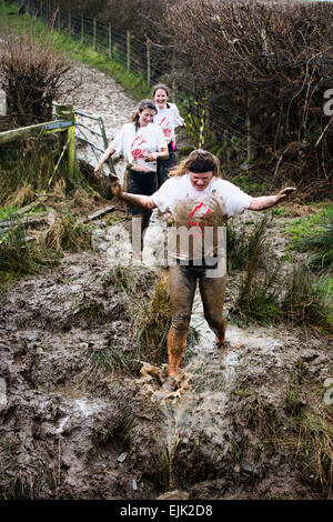 Aberystwyth, Pays de Galles, Royaume-Uni. Mar 28, 2015. Les personnes qui prennent part à la séance inaugurale de l'endurance montagne boueuse défi obstacle situé dans la campagne près de Mid Wales Aberystwyth. 350 coureurs abordé le 4km ou 10km, des cours conçus pour répondre à tous les niveaux d'aptitude et ouvert à toute personne de plus de 16 ans. Credit : Keith morris/Alamy Live News Banque D'Images