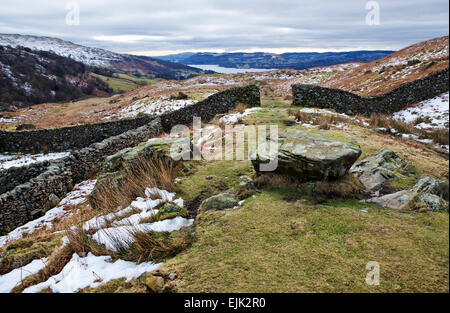 Au-dessus de montagne Scandale avec vues sur le lac Windermere lointain hiver Parc National de Lake District Cumbria England UK Banque D'Images