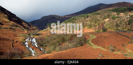 Cascade de MCG Llançà vu depuis le chemin d'Watkin Snowdon dans le parc national de Snowdonia Gwynedd North Wales UK Banque D'Images