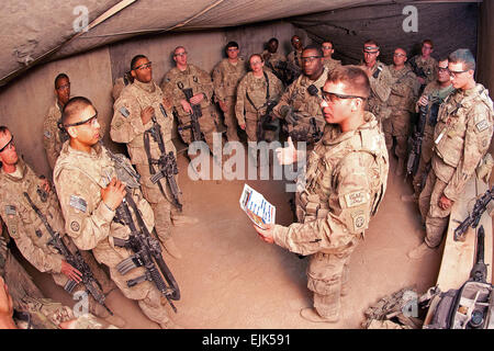 Le second de l'armée américaine Mark Lucas, chef de peloton à la 82e Division aéroportée, 1ère Brigade Combat Team, mémoires ses soldats avant une mission de ravitaillement logistique le 8 juillet 2012, à base d'Arian, la province de Ghazni, Afghanistan. Fiches de missions sont obligatoires pour tous les soldats qui prendront part à la mission. Le Sgt. Michael J. MacLeod, Task Force 1-82 PAO Banque D'Images