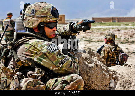 Le sergent de l'armée américaine. 1re classe Fernando Gonzalez, 509e Régiment d'infanterie, 4e Brigade Combat Team Airborne, 25e Division d'infanterie, dirige les mouvements de son peloton à l'extérieur Poste de Combat de Zormat, 30 mai. La CPS. Eric-James Estrada Banque D'Images