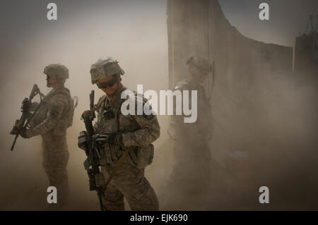 Soldats affectés à Bravo Troop, 1er Escadron, 38e Régiment de cavalerie, 525e Brigade de surveillance du champ de bataille, du renfort contre les saletés et débris suite au départ d'un hélicoptère UH-60 au point de passage Weesh, l'Afghanistan, le 6 juin 2011. Banque D'Images