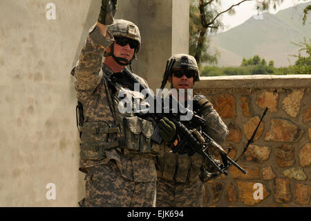 Le sergent de l'US Air Force. John Kingsley gauche, une transmission radio opérateur avec l'Équipe provinciale de reconstruction, Nangarhar et 1ère Armée américaine, le Lieutenant John Cerra, les forces de sécurité d'un chef de section avec l'équipe, regardez vers l'emplacement de feu près de Jalalabad, en Afghanistan, le 8 septembre 2010. Les membres de l'équipe ont été l'inspection d'un projet financé par l'équipe de reconstruction lorsque l'attaque s'est produite. Tech. Le Sgt. John Barton, U.S. Air Force. Banque D'Images