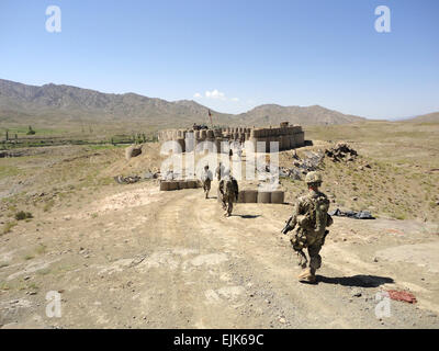 Des soldats de la 6e Bataillon, 2e Brigade, 203e Corps de l'Armée nationale afghane et des soldats du 1er Escadron, 4e régiment de cavalerie, d'infanterie 4e Brigade Combat Team, 1re Division d'infanterie, menée patrouille à pied à un avant-poste dans la province de Paktika, Afghanistan, le 21 juin. C'est l'un des nombreux mouvements planifié par l'unité de l'ANA en partenariat avec l'escadron pour empêcher l'utilisation de l'insurrection dans la zone de terrain.U.S. Photo courtoisie de l'armée Banque D'Images