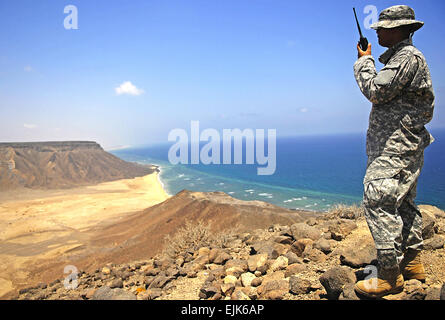 La CPS de l'armée américaine. Mark Angelo Deras, de l'Army National Guard de Guam, effectue une vérification de la communication au sommet d'une colline surplombant la plage Godoria à Djibouti, Afrique, le 16 mars 2008 sur la gamme Godoria. États-unis et du personnel de la coalition d'intervention conjointe combinée Force-Horn de l'Afrique sera d'assurer la sécurité et d'autres support de communication pour l'exercice d'appui-feu naval service, qui vise à contribuer au maintien de la compétence de l'équipage à bord de l'USS Winston S. Churchill DDG-81. Kabluyen Senior Airman Jacqueline publié Banque D'Images