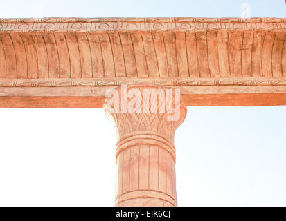 La colonne unique à la lumière du soleil. Colonne sur fond de ciel bleu. Banque D'Images