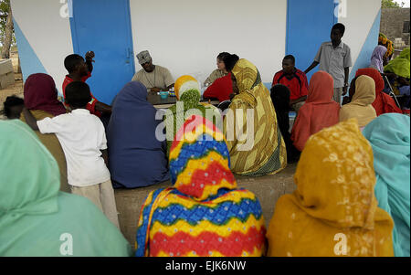 Attendre les villageois à fournir leurs informations personnelles avant de recevoir un traitement médical au cours d'un projet d'action civile médicale dans Dammerjog, Djibouti, le 3 avril 2008. Les membres du service affecté à la Force opérationnelle interarmées - Corne de l'Afrique a fourni des soins médicaux à plus de 500 personnes dans la région au cours de l'événement de deux jours. Kabluyen Senior Airman Jacqueline Banque D'Images