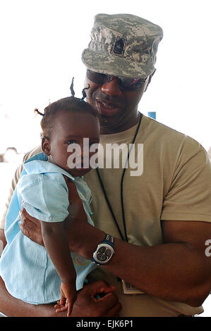 Maître de l'armée américaine le Sgt. Michael Miles confort un bébé qui pleure pendant un projet d'action civile médicale dans Goubetto, Djibouti, 30 mars 2008. De la marine et du Corps des équipes médicales de l'USS Tarawa rejoint groupe expéditionnaire avec leurs homologues de l'Armée à partir de la 354e Brigade des affaires civiles à lancer le projet de six jours. Spécialiste de la communication de masse 1ère classe Richard Doolin Banque D'Images