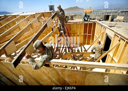 Soldats de la 149e compagnie de construction verticale, la Garde nationale du Kentucky, un marteau en treillis à lieu pendant la construction d'un bâtiment qui sera utilisé comme logement pour les soldats sur base d'éclairs, du 22 septembre 2013. Le s.. Todd A. Christopherson, 4e Brigade Combat Team Affaires Publiques Banque D'Images