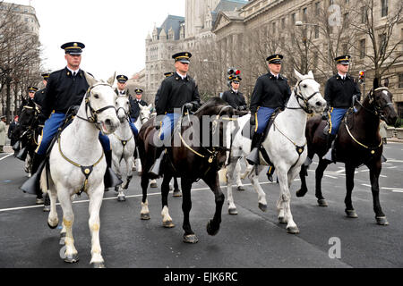 3e Armée américaine U.S. Infantry Regiment Peloton Caisson bas marches Pennsylvania Avenue pendant la répétition générale du défilé d'inauguration présidentielle à Washington D.C., le 13 janvier 2013. La participation des militaires à l'investiture présidentielle remonte au 30 avril 1789, lorsque les membres de l'armée américaine, unités de milice locales et les anciens combattants de la guerre révolutionnaire escorté George Washington à sa première cérémonie d'inauguration. DoD SPC. David M. Sharp Banque D'Images