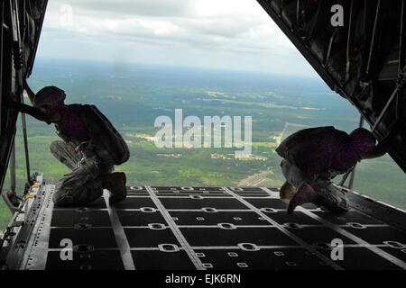 Maître de l'armée américaine le Sgt. Dwight Simon et le sergent. Regardez pour le Monte Henderson zone de chute de la rampe d'un C-130 au cours de l'opération sur l'air Fort Bragg, N.C., 6 juin 2009. Simon et Henderson sont jumpmasters affectés au siège de l'entreprise, l'Administration centrale, de l'armée américaine des affaires civiles et des opérations psychologiques, commande l'air. Le Sgt. Le Major Kelly C. / Lustre / Banque D'Images