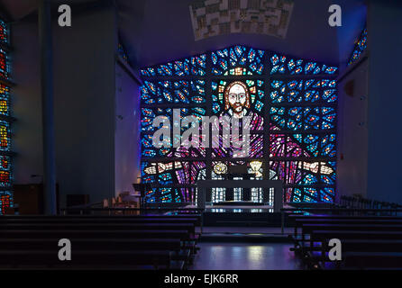 Un vitrail dans la chapelle de l'abbaye de Buckfast, conçu par les moines, TOTNES, Devon, Angleterre, Grande-Bretagne, Royaume-Uni. Banque D'Images