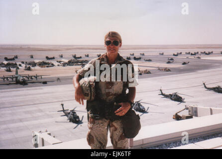 Durant l'opération Tempête du désert, le Major Ann Dunwoody était un officier de parachutistes de la Division dans la 82e Division aéroportée. Le lieutenant général Ann Dunwoody a été confirmé par le Congrès le 23 juillet pour sa quatrième étoile, faisant d'elle la première femme à quatre étoiles de général dans les Forces armées des États-Unis. Elle sera affectée en tant que l'Armée américaine du général commandant du Commandement du matériel. Banque D'Images