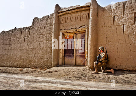 La 1ère Armée américaine, le lieutenant Seth Curry, directeur général de la Compagnie Baker et originaire de Toulon, Ill., assure l'entrée d'une qalas dans le village de Sader Kheyl, situé à proximité de poste de combat Rahman Kheyl 17 mars. Baker Company fait partie du 3e bataillon du 509e Régiment d'infanterie aéroportée, Task Force, Geronimo de l'or. Le sergent américain. Jason Epperson Banque D'Images