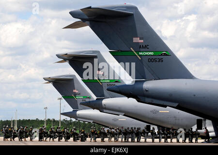 Les soldats de l'armée américaine board Air Force C-17 Globemaster III pour un largage en ligne statique au cours d'une entrée forcée de l'exercice sur base de la Force aérienne de Pope, N.C., 26 avril 2010. Les soldats, affecté à la 18e Airborne Corps' 82e Division aéroportée, l'utilisation de ces exercices pour s'entraîner pour des opérations de contingence. Le s.. Jason Robertson Banque D'Images