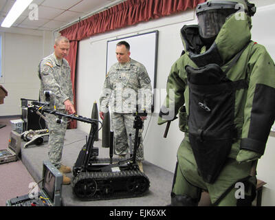 Le Sgt. Le major James Lambert et le lieutenant-colonel Michael "Greg" Hicks, tous deux de la neutralisation des explosifs et munitions/Département de formation à l'entretien de l'électronique et de munitions non explosées, regardez par-dessus l'École d'instruments analogues à ce qui a été utilisé pour raconter l'histoire de soldats de NEM en Iraq dans l'Academy Award-winning film "Démineurs". Le robot NEM Talon et bombes jouent un rôle important dans le film. Banque D'Images