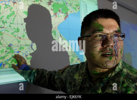 Simlamany Kingkeo SPC à partir de la 172e Brigade d'infanterie de l'équipe de combat, les lieux importants de la ville sur des cartes électroniques son unité utilisera au cours de scénarios au sabre Guardian 2013, une commande de l'exercice régional de la mer Noire, planifié et exécuté par les forces terrestres et les Roumains de l'armée américaine en Europe. C'est la première fois que ces pays de la région de la Mer Noire en Roumanie, Bulgarie, Arménie, Azerbaïdjan, Géorgie, République de Moldova et l'Ukraine se sont réunies afin de former et d'exercer leur battlestaff poste de commandement et de procédures sur un emplacement. Le Serbe et les forces terrestres polonaises participent également à améliorer la Banque D'Images