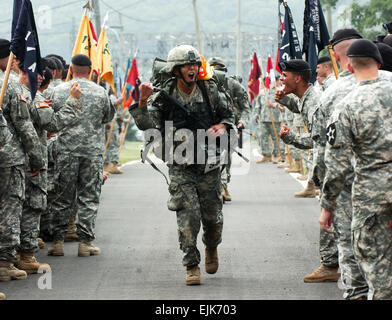 Soldats et coréen l'augmentation à l'United States Army KATUSA de partout dans la péninsule de Corée ont participé à l'insigne de l'infanterie d'experts 15 juin test de juin.19 au Camp Casey où les soldats ont été physiquement et mentalement afin de voir qui pourrait gagner le prix tant convoité. Banque D'Images