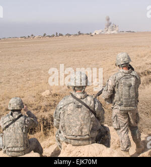 Les soldats du 2e Bataillon, 8e Régiment d'artillerie, 1er Stryker Brigade Combat Team, 25e Division d'infanterie, 3e bataillon, et 21e Régiment d'infanterie, 1ère Stryker Brigade Combat Team, 25e Division d'infanterie, regardez U.S. Air Force chasseurs F-16 détruire un piège Booby fortement avec une série de bombes de 500 livres à l'extérieur du Centre des médias de Diyala, Diyala, l'Iraq, le 6 février. Banque D'Images