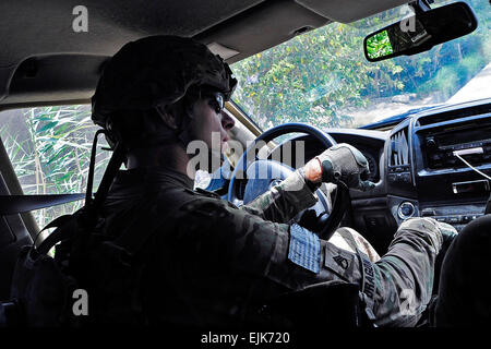 U.S. Army National Guard Le s.. Joshua White, un membre de la force de sécurité de l'Équipe de reconstruction provinciale Farah durs le long des rues de la ville de Farah lors d'une mission au gouverneur provincial est composé dans la province de Farah, l'Afghanistan, le 28 août. PRT Farah est une unité de soldats, marins et aviateurs canadiens travaillant avec divers organismes gouvernementaux et non gouvernementaux chargés de faciliter la gouvernance et la stabilité dans la région en travaillant main dans la main avec les autorités locales et le Gouvernement de la République islamique d'Afghanistan. Le but de l'ERP est de promouvoir le gouvernement afghan et de leurs aptitudes Banque D'Images