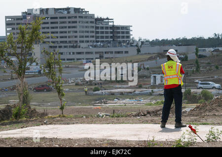 JOPLIN, Missouri -- Bob Hill, un mécanicien d'équipement mobile lourd avec le U.S. Army Corps of Engineers du district de Philadelphie, sondages la tornade de paysage dévasté par la ville au cours d'une pause dans les opérations d'enlèvement de débris ici le 24 juillet. Hill est l'un des corps de plus de 300 employés qui se sont portés volontaires pour appuyer les opérations de récupération après une tornade EF-5 a déferlé sur la ville le 22 mai. Plus de 8 000 bâtiments commerciaux et résidentiels ont été endommagés ou détruits, y compris St. John's Regional Medical Center, visible à l'arrière-plan. L'Agence fédérale de gestion des urgences a chargé le corps avec r Banque D'Images