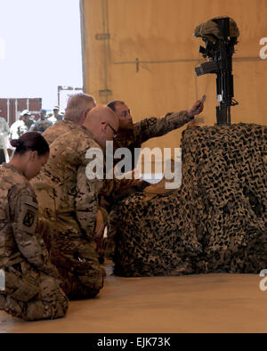 Soldats et civils de l'armée américaine, affecté à l'aide des forces de sécurité 2/10 Brigade, rendre un dernier hommage à leurs camarades tombés au combat, le Lieutenant-colonel Todd Clark, le Lieutenant-colonel Jaimie Leonard et de l'application de la Loi Professional Joseph Morabito lors d'une cérémonie commémorative à la base d'opérations avancée Sharana, Afghanistan, le 13 juin. Monuments de ce genre sont importants pour le processus de guérison, permettant aux soldats de mettre en pause, de deuil et puis re-concentrer sur la mission à accomplir. Le sergent de l'armée américaine. Mark A. Moore II - Les Forces de sécurité de la Brigade d'assistance 2/10 Banque D'Images