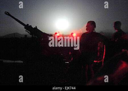 Les soldats de l'armée américaine de se préparer à une mission de tir d'enregistrer leur nouvel obusier M198 155 mm sur la base d'opération avancée Boris dans l'Est de l'Afghanistan, de Paktia, 8 août 2009. Les soldats sont affectés à la 25e Division d'infanterie, une batterie du 2e Bataillon, 377e Régiment d'artillerie parachutiste, 4e Brigade Combat Team. La CPS. Christopher Nicholas Banque D'Images