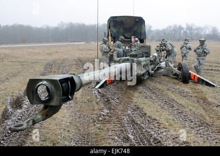 Soldats affectés au 2e régiment de cavalerie se préparer pour une mission de tir d'un M777A2 obusier remorqué 155 mm au cours de l'exercice de répétition de mission du régiment à la zone d'entraînement Grafenwoehr, à Grafenwoehr, Allemagne, le 12 mars 2013. Des exercices d'entraînement à la développer les aptitudes au combat, les tactiques de contre-insurrection et de l'interopérabilité entre les forces militaires des États-Unis et de ses pays partenaires, avant un déploiement prévu. Gertrud Zach, de l'Armée américaine Banque D'Images