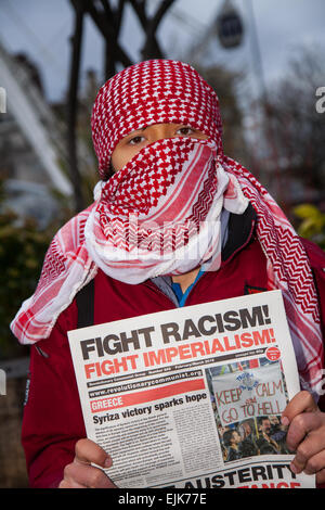 Foulards sur la face à Manchester, UK 28 mars 2015. Front National combiné et White Pride Demo dans Piccadilly. Les arrestations ont été effectuées en tant qu'extrême droite raciste "White Pride' Group se sont réunis à Manchester pour une démonstration lors de l'étape d'environ 50 membres du groupe drapeaux et ont défilé dans les jardins de Piccadilly. Les militants anti-fasciste avec visages couverts, ont organisé une contre-manifestation et la police ligne séparées les deux côtés. Greater Manchester Police a déclaré deux arrestations ont été effectuées, une pour une violation de la paix. La deuxième a également été tenu pour une infraction à l'ordre public. Banque D'Images