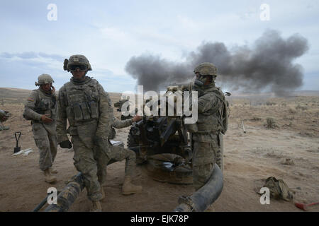 La Garde nationale de l'Oregon Le s.. Jonathan stocker des armes à feu à gauche, chef de section de l'équipage pour Alpha Batterie, 2-218ème bataillon d'artillerie, complète le tir des commandes pour son équipe du canon obusier de 105 mm, au cours de leur formation à l'annuel de l'unité de Yakima, Washington, Centre de formation le 23 juin. Stocker, qui est de Keizer, Oregon, est rejoint par l'artilleur de la CPS. Cody Shepherd de Milwaukie, Oregon, deuxième à gauche ; l'artilleur de la CPS. William McKnight, qui est originaire de Vancouver, Washington assis ; salle de 1re classe Jordan Pena de Portland, Oregon ; droit et de munitions, le sergent-chef de l'équipe. David Tully de Gresham, Oregon pas sur la photo. L'équipe du canon Banque D'Images