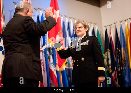 Sous-secrétaire de l'Armée Joseph W. Westphal administre le serment d'office au major général Karen Dyson, le 27 août 2012, à l'égard des femmes dans le service militaire pour l'Amérique monument au cimetière national d'Arlington, Va. Dyson est actuellement le directeur du budget de l'Armée de terre, Bureau du Sous-secrétaire de l'armée et contrôleur de gestion financière. Elle est la première femme officier du Corps des finances de l'armée pour atteindre le rang de major général. Banque D'Images