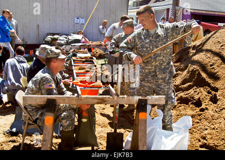 La Garde nationale armée du Missouri avec la Compagnie de la Police militaire 2175th remplir des sacs de secours aux victimes des inondations dans la région de Clarksville, Mo., le 20 avril 2013. La Garde côtière des États-Unis, l'Army Corps of Engineers et des unités de la Garde nationale ont répondu à d'importantes inondations le long des rivières dans le Midwest. U.S. Army National Guard photo de Bill Phelan Banque D'Images