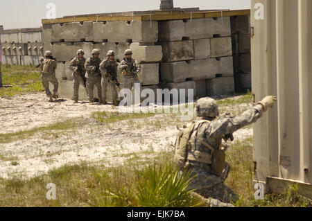 Les soldats de l'armée américaine pratique close quarters battle pendant la grève de l'Atlantique V sur le complexe de formation air-sol dans la région de Avon Park, en Floride, le 16 avril 2007. Grève de l'Atlantique est un U.S. Central Command Air Forces d'initiative et le seul de niveau tactique, mixte, urbain, l'appui aérien rapproché de l'événement de formation consacré à l'appui de la guerre au terrorisme. Les soldats sont à partir de la 3e Bataillon, 67e régiment blindé, 4e Division d'infanterie, Fort Hood, Texas. Le s.. Stephen Otero Banque D'Images